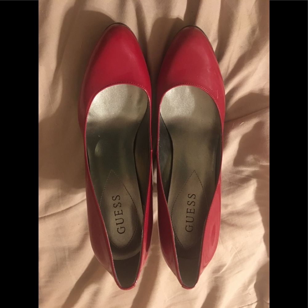 Guess Pumps